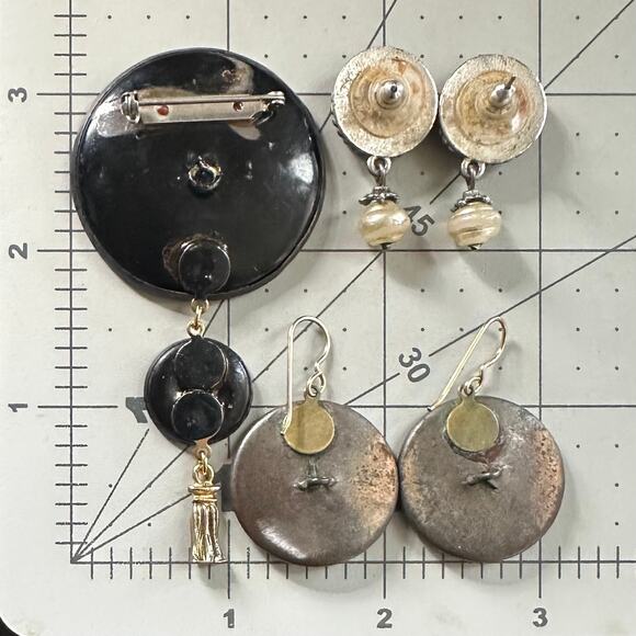 Bundle lot antique Victorian pictorial buttons upcycled brooch 2 pair earrings - Picture 9 of 9